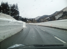 雪の壁が延々続く